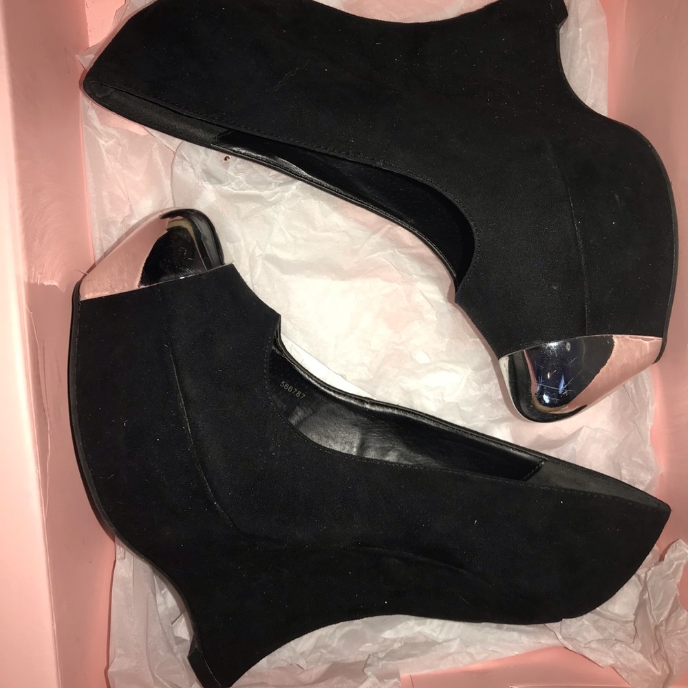 Flashy black heels !